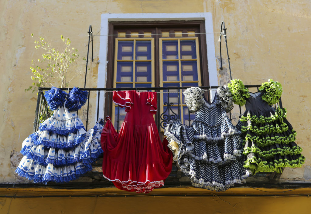 Traditionelle Flamenco Kleider hängend an einem Balkon