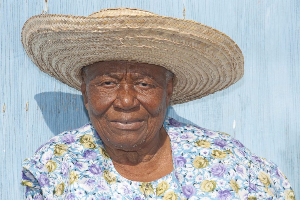 Portrait einer Bahamas-Einwohnerin mit Strohhut