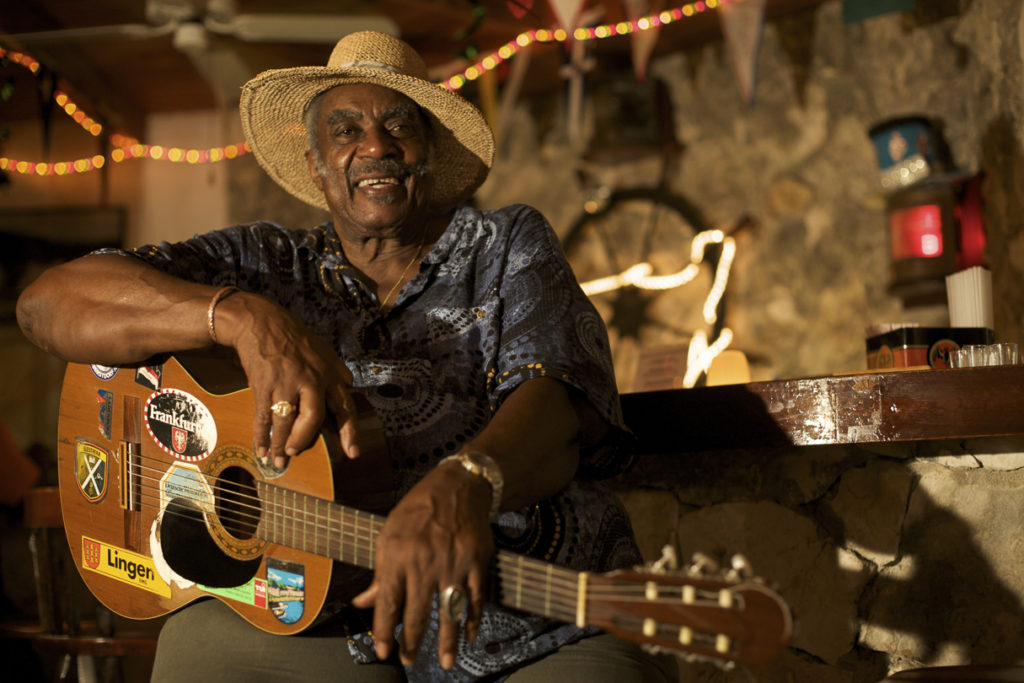 Bahamas-Einwohner mit Strohhut und Gitarre