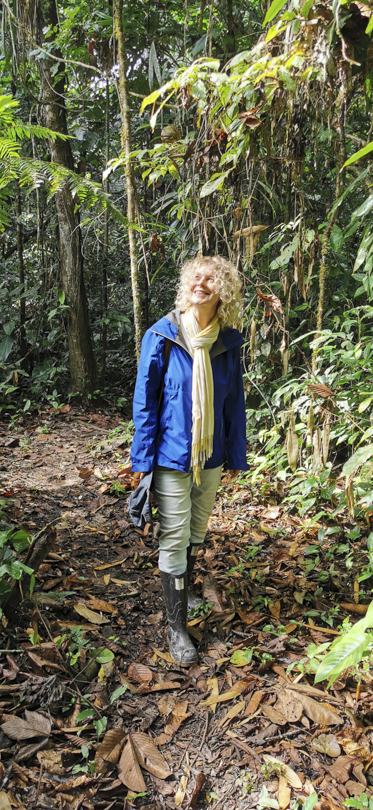 Frau bewundert den Amazonas