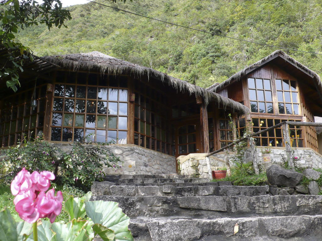 Verglastes Holzhaus in den Bergen