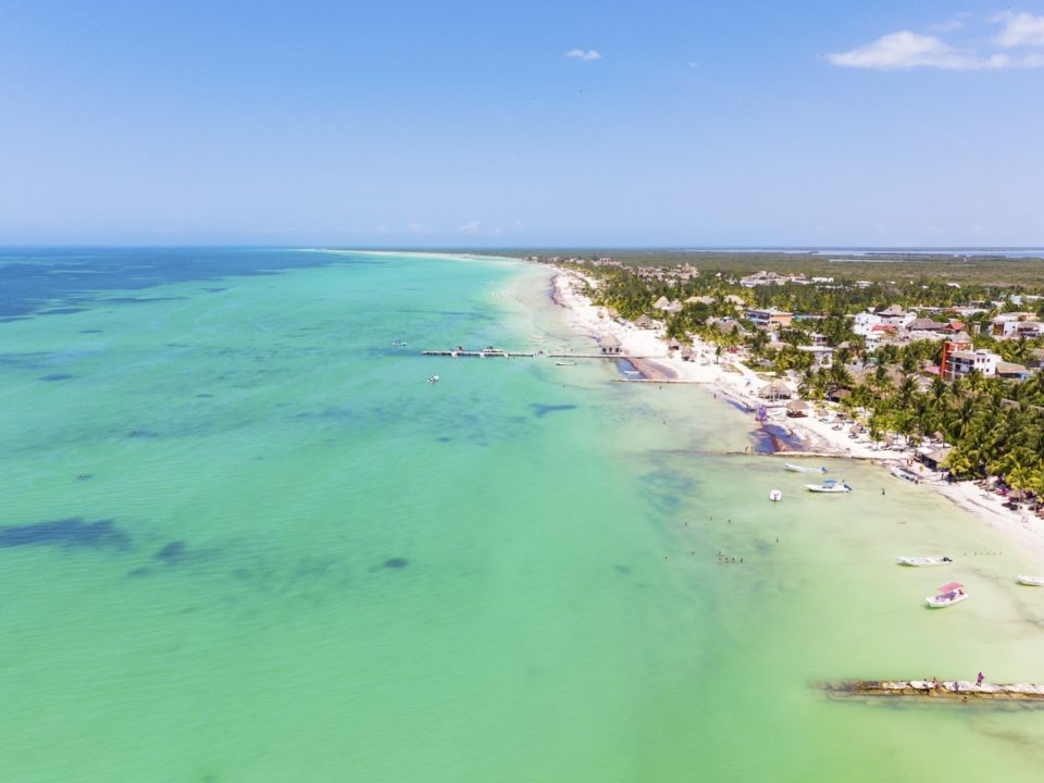 Blick von oben auf den Strand von Holbox, Yukatan