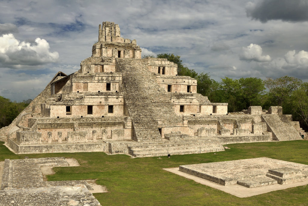 Blick auf die Mayaruinen von Edzna - Tempel der fünf Stockwerke Yucatan, Campeche, Mexico.