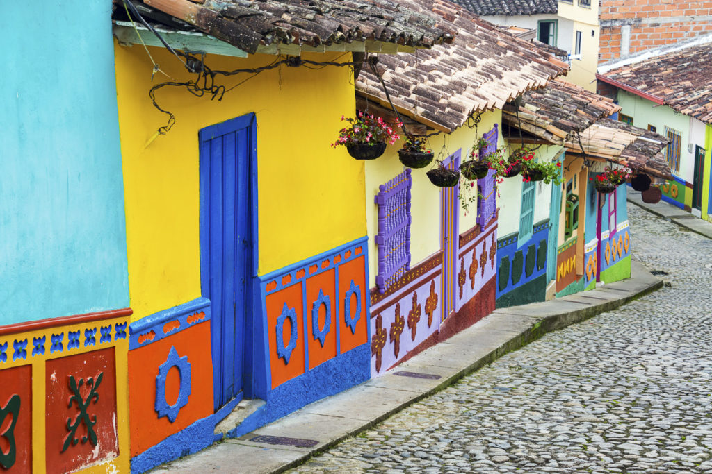 Urlaub Kolumbien Rundreise Farbenfrohe Häuser