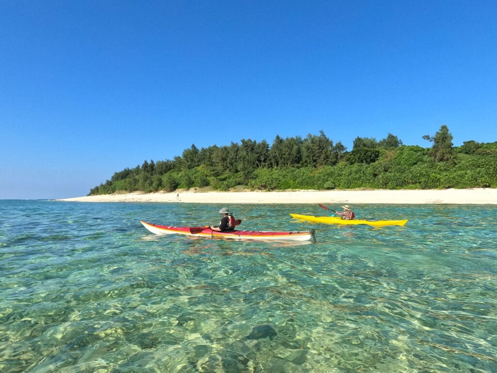 Kajakfahren in einer Bucht vor Okinawa