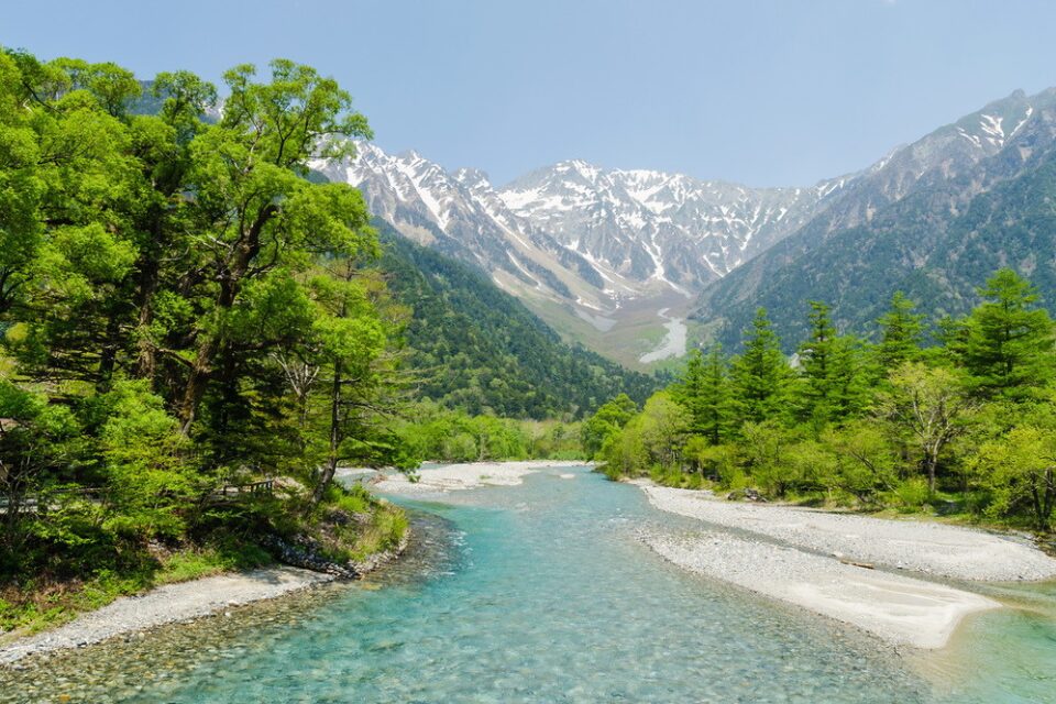 Fluss mit Berglandschaft in Japan.