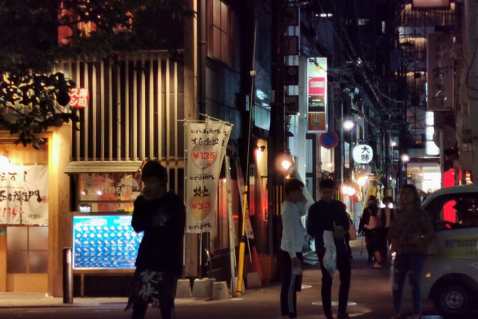 Belebte Straße in Japan.