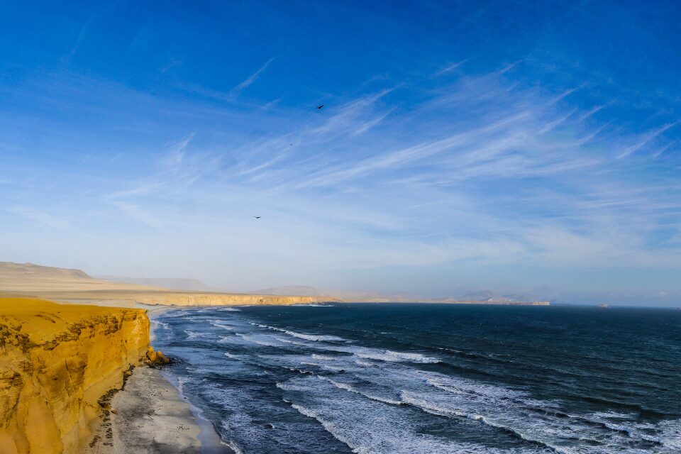 Steilküste und Meer.
