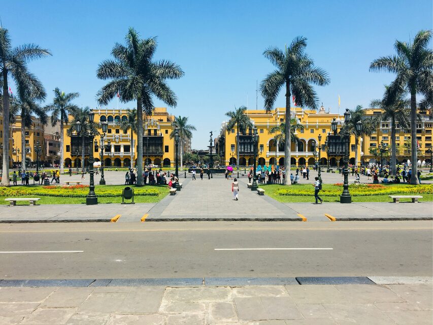 Gebäude und Platz in Lima.