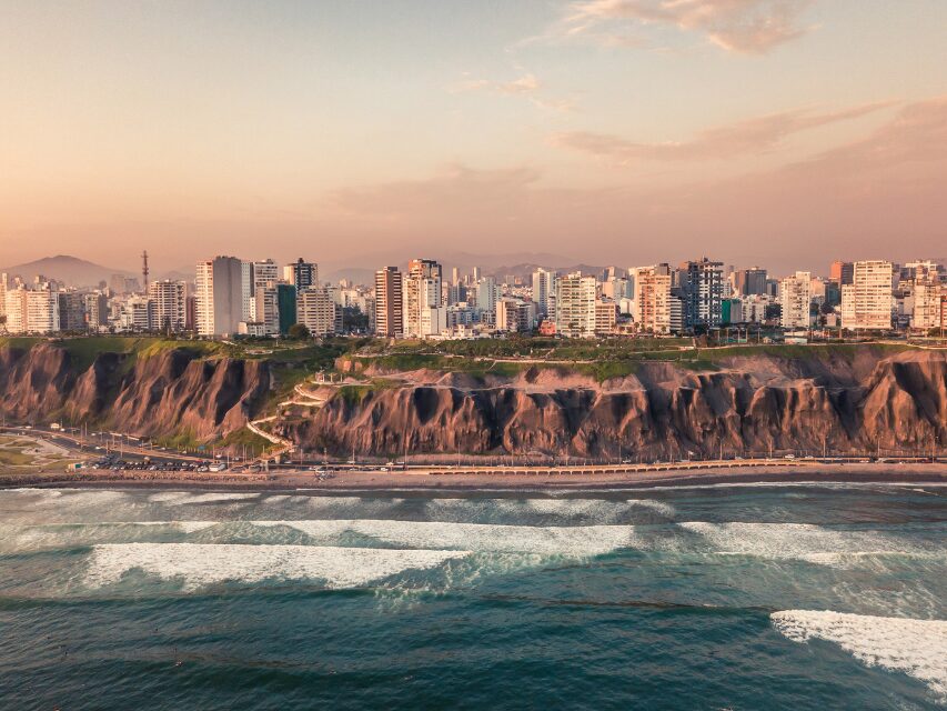 Blick auf Strand Miraflores/Lima in der Abenddämmerung.