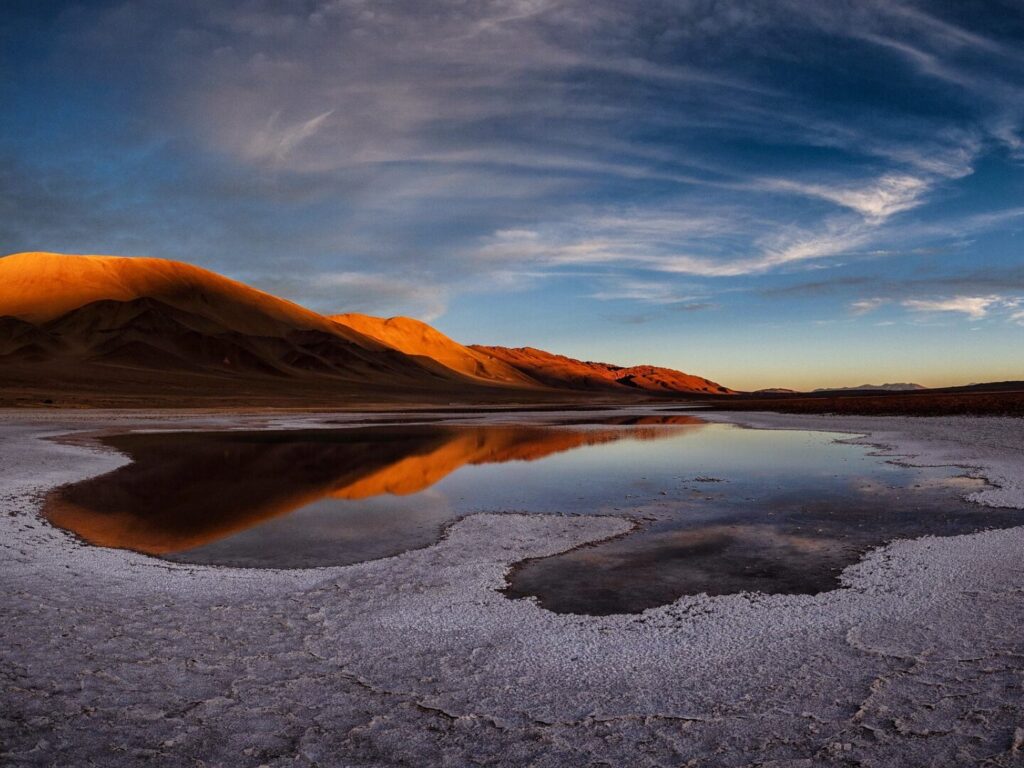 Landschaft mit See